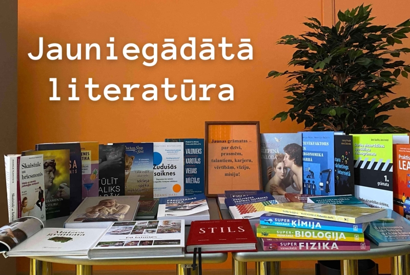 Janiegādātā literatūra — dažādas grāmatas izliktas uz galda