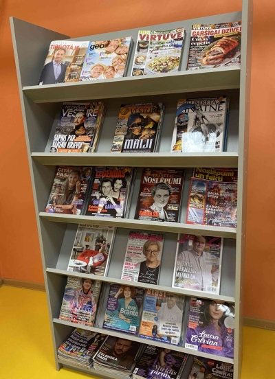 Plaukti ar dažādiem žurnāliem