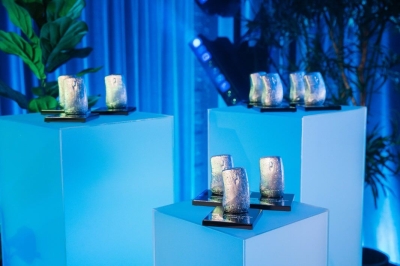 Latvijas informācijas un komunikācijas tehnoloģiju asociācijas nozares balvas “Platīna pele” apbalvojumi, izvietoti uz postamentiem konferences “LIKTA JAUDA 2025” norises vietā.