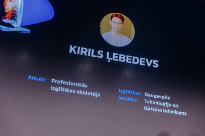 Ekrānā redzama informācija par “Platīna pele” balvas finālistu Kirilu Ļebedevu – profesionālās izglītības skolotāju no Daugavpils Tehnoloģiju un tūrisma tehnikuma.