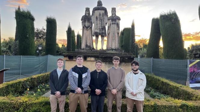 Daugavpils Tehnoloģiju un tūrisma tehnikuma izglītojamie Erasmus+ prakses laikā Spānijā pie kultūrvēsturiska pieminekļa iepazīst vietējo vēsturi un kultūras vidi brīvajā laikā.