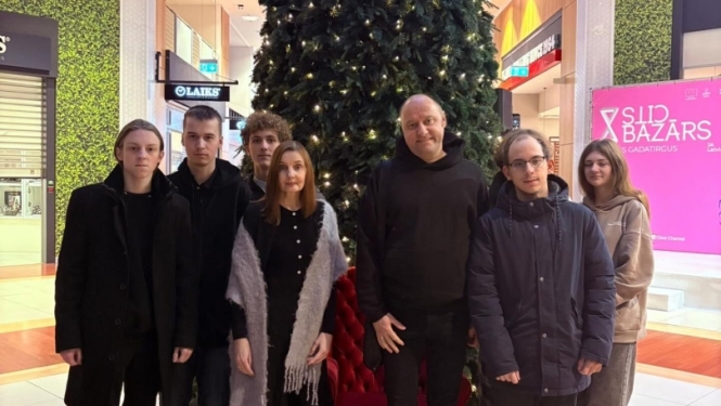 Daugavpils Tehnoloģiju un tūrisma tehnikuma skolēnu mācību uzņēmuma komanda pie Ziemassvētku eglītes tirdzniecības centrā Domina Shopping pasākumā “Cits Bazārs”.