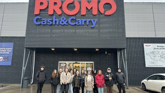 LD-41 grupas izglītojamie pie PROMO Cash&Carry veikala ieejas mācību ekskursijas laikā