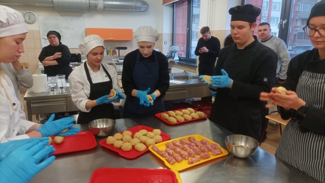 Ziemeļvalstu Ministru padomes Nordplus Junior programmas projekta “Modern regional cuisine” mācību mobilitātes laikā Šauļu Tehnoloģiju mācību centrā – izglītojamie praktiskajās nodarbībās gatavo tradicionālos ēdienus, strādājot profesionālā mācību virtuvē.