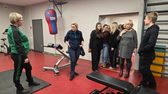 Viesi un tehnikuma pārstāvji iepazīstas ar sporta zāli un trenažieru aprīkojumu