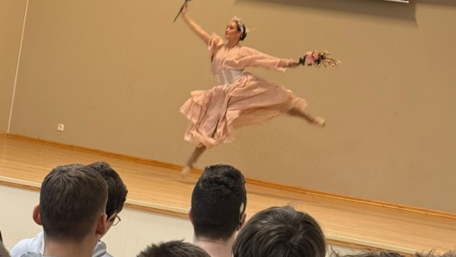 Baleta izrādes “Riekstkodis” fragments – dejotāja lec uz skatuves skatītāju klātbūtnē.