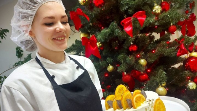 Topošie konditori demonstrē profesionālo sagatavotību un darba kultūru