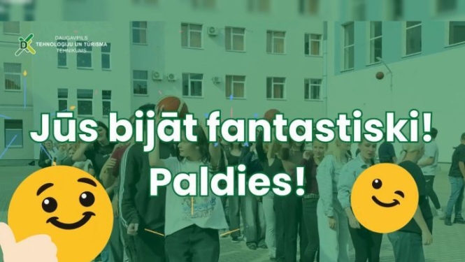 Attēls no video ar studentiem ar uzrakstu "Jūs bijāt fantastiski! Paldies!" un smaidiņiem