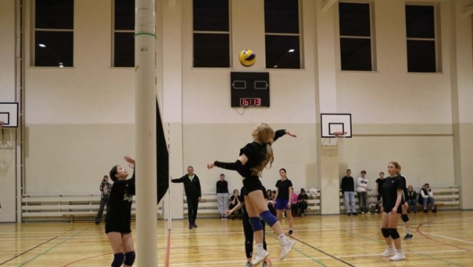 Volejbola sacensībās noskaidrotas tehnikuma spēcīgākās spēlētājas