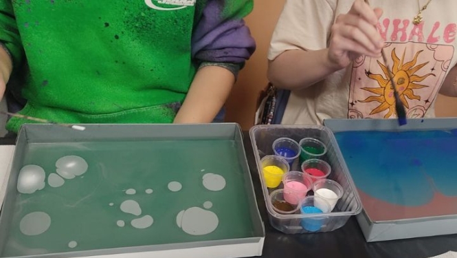 Iedvesma ūdenī: jaunieši iepazīst ebru un Purvīti