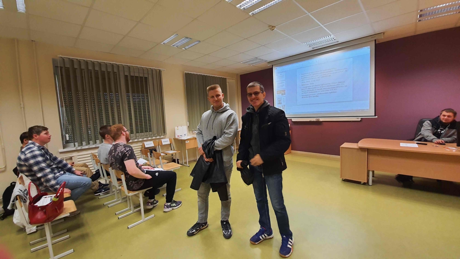 2 puiši tikko noprezentēja