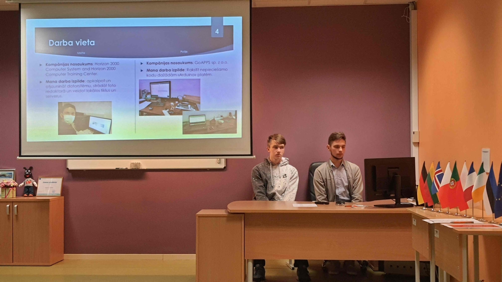 2 vīrieši prezentē