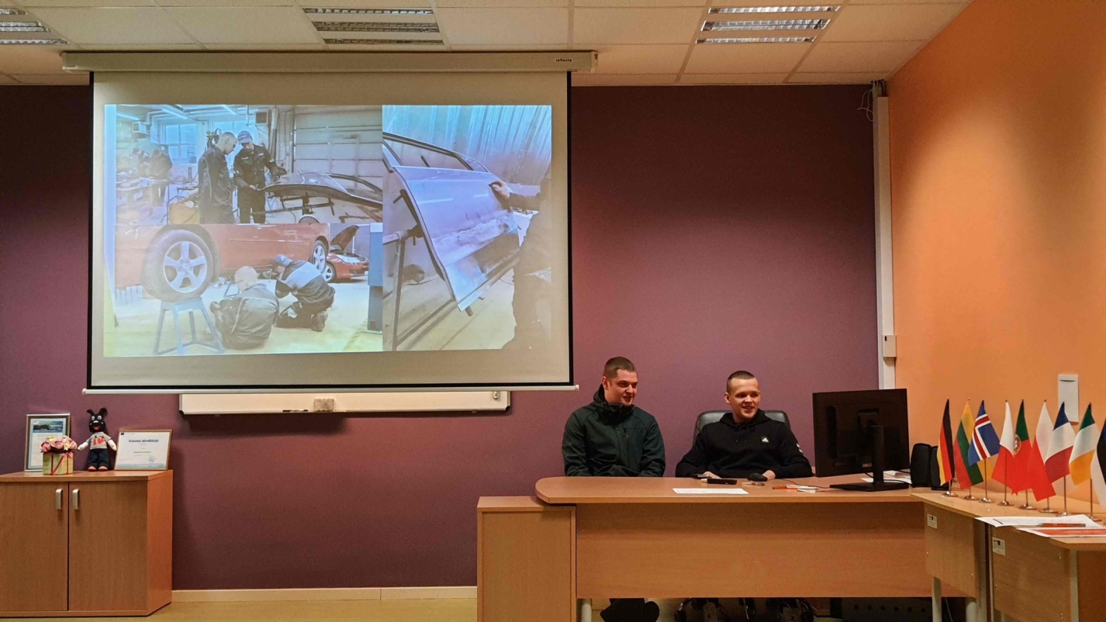 2 puiši krāsaini prezentē