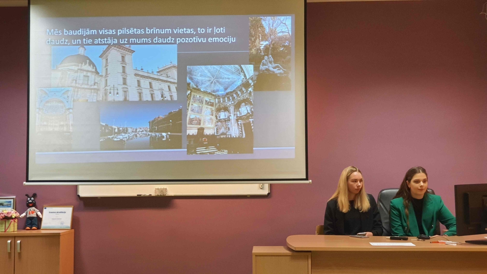 2 sievietes prezentē