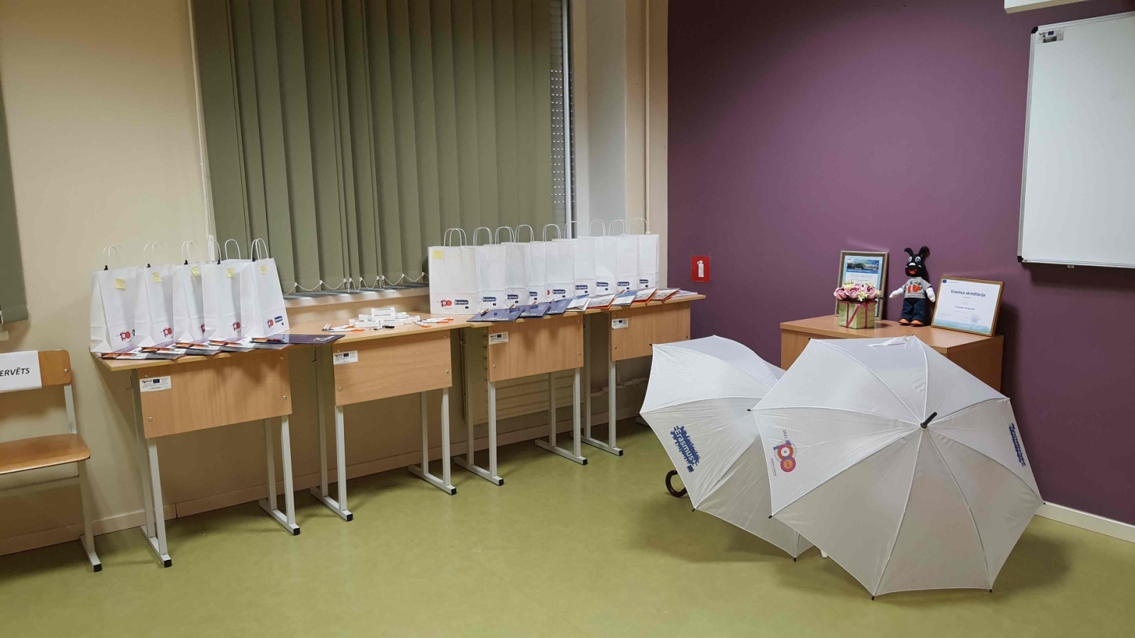 bilde ar suvenīriem un balvām