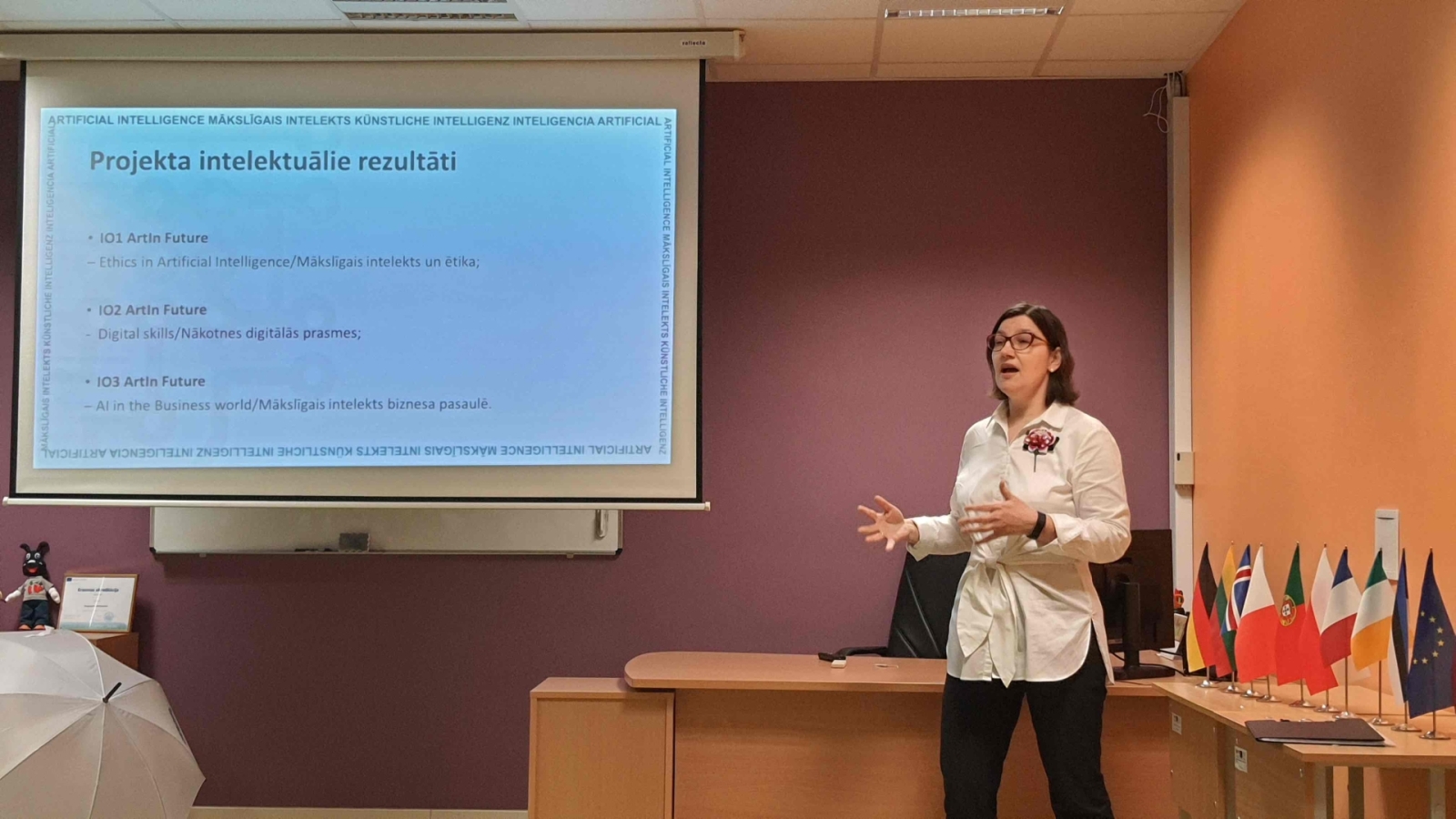 sieviete baltā kreklā aktīvi runā