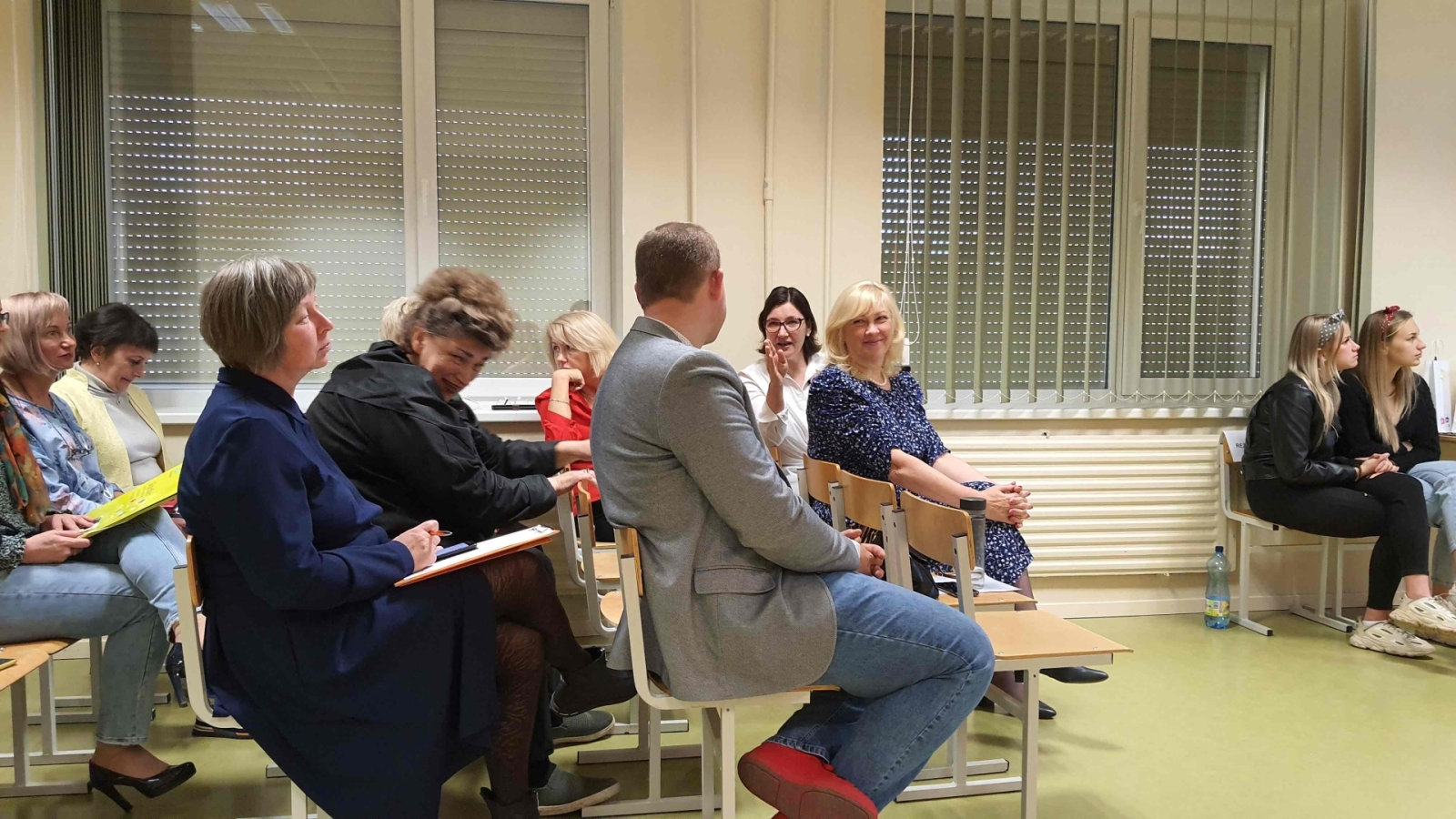 notiek diskusijas klasē