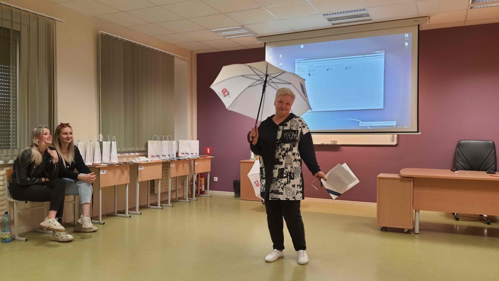 sieviete ar lietussargu