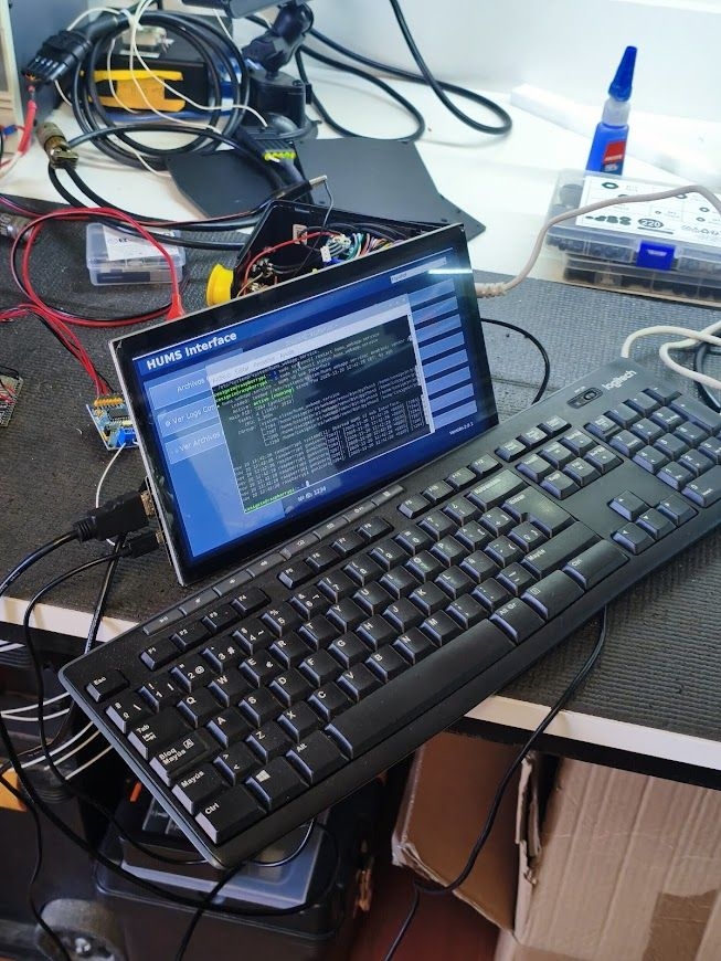 Daugavpils Tehnoloģiju un tūrisma tehnikuma izglītojamā darba vide Erasmus+ prakses laikā Spānijā, kur tiek veikta programmēšanas un tehnisko ierīču konfigurēšana uzņēmumā prakses ietvaros.