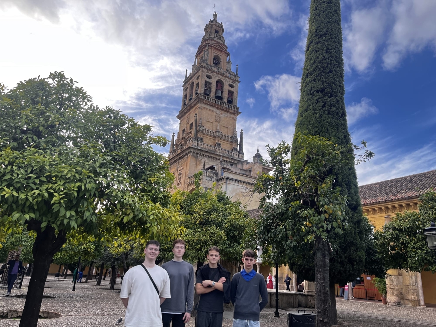 Daugavpils Tehnoloģiju un tūrisma tehnikuma izglītojamie Erasmus+ prakses laikā Spānijā apmeklē kultūrvēsturisku vietu Kordovā, iepazīstot pilsētas arhitektūru un vietējo vidi.