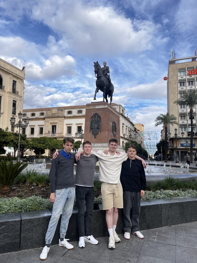 Daugavpils Tehnoloģiju un tūrisma tehnikuma izglītojamie Erasmus+ prakses laikā Spānijā apmeklē pilsētas centru un iepazīst vietējo kultūrvidi brīvajā laikā.