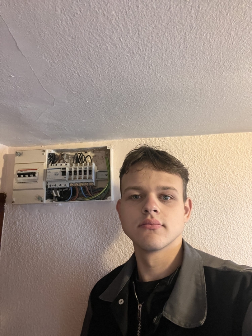 Daugavpils Tehnoloģiju un tūrisma tehnikuma izglītojamais, topošo elektrotehniķu grupas dalībnieks, Erasmus+ prakses laikā Spānijā veic praktiskos elektrotehniskos darbus, strādājot ar elektroinstalāciju un sadales skapi.