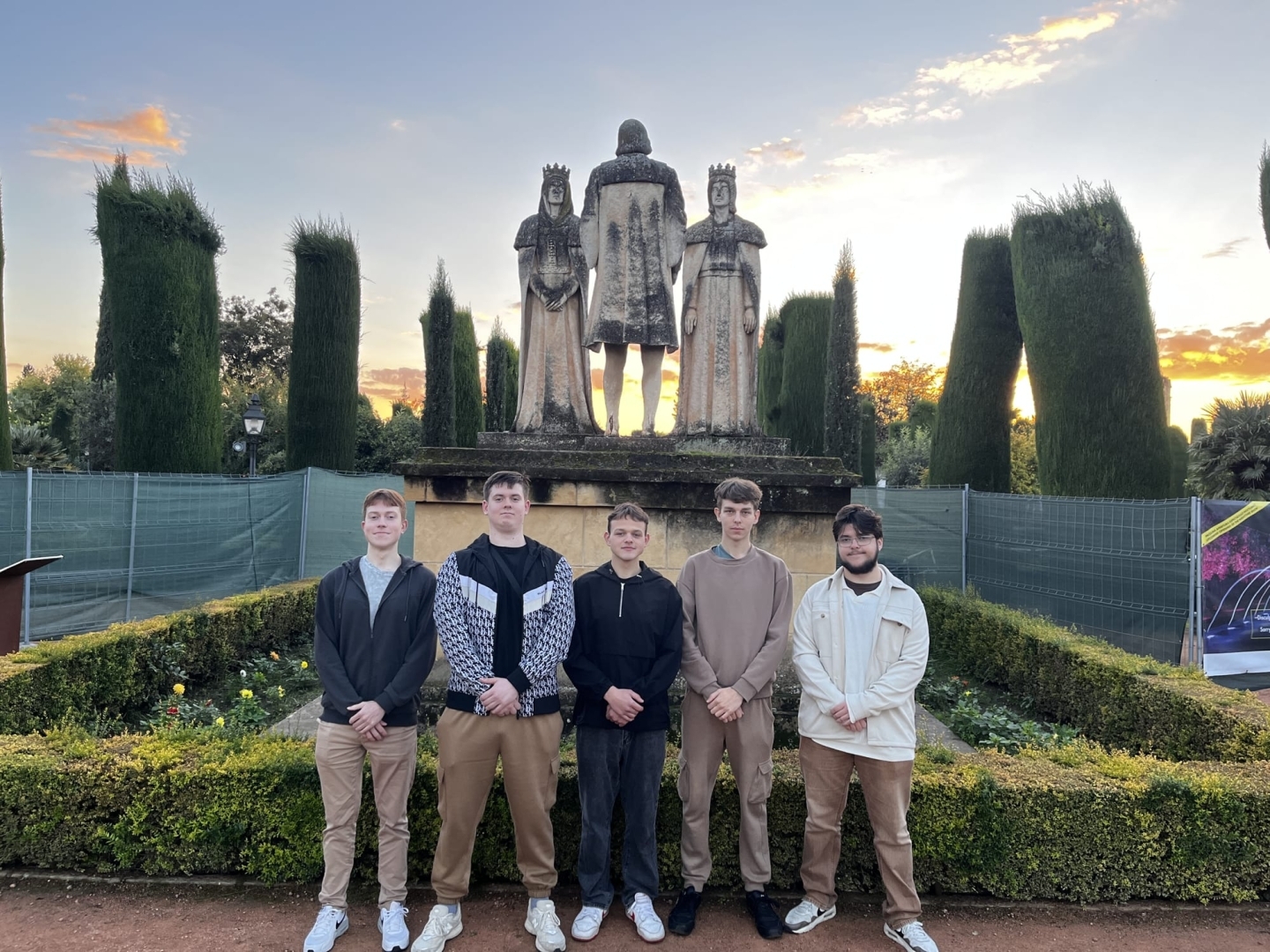 Daugavpils Tehnoloģiju un tūrisma tehnikuma izglītojamie Erasmus+ prakses laikā Spānijā pie kultūrvēsturiska pieminekļa iepazīst vietējo vēsturi un kultūras vidi brīvajā laikā.