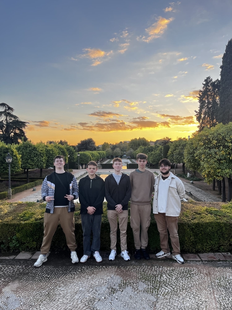 Daugavpils Tehnoloģiju un tūrisma tehnikuma izglītojamie Erasmus+ prakses laikā Spānijā brīvajā laikā apmeklē parku un iepazīst vietējo dabas un kultūrvidi saulrieta laikā.