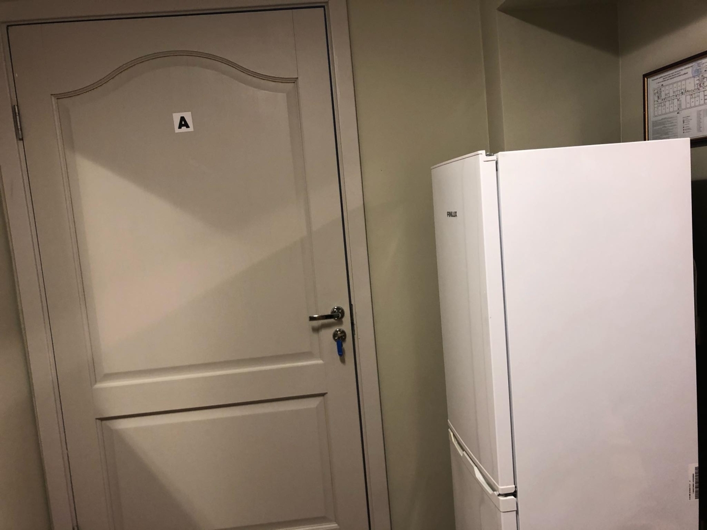 Istabiņas durvis un ledusskapis