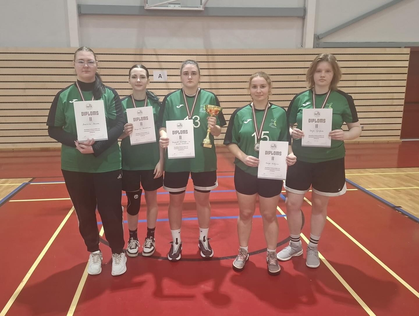 Daugavpils Tehnoloģiju un tūrisma tehnikuma jauniešu basketbola 3×3 komanda ar izcīnītiem diplomiem un kausu Latvijas finālsacensībās.