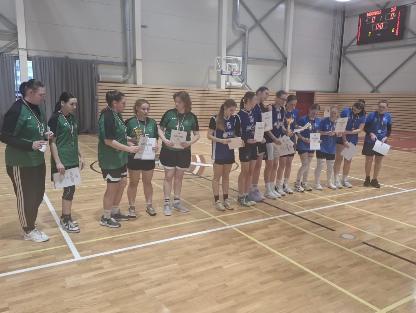 Latvijas Republikas AMI 36. sporta spēļu basketbola 3×3 jaunietēm apbalvošanas ceremonija sporta zālē.