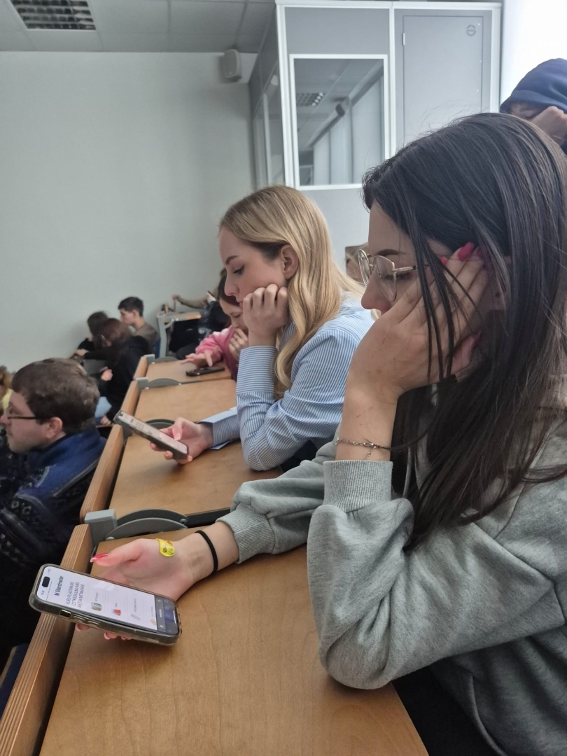 Daugavpils Tehnoloģiju un tūrisma tehnikuma izglītojamie BALTIPLAST starptautiskā projekta noslēguma semināra laikā auditorijā seko līdzi prezentācijai un izmanto digitālos rīkus informācijas apguvei.