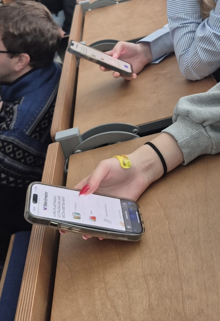 BALTIPLAST starptautiskā projekta noslēguma semināra laikā izglītojamie auditorijā izmanto mobilās ierīces, iepazīstoties ar informāciju par atkritumu šķirošanu un plastmasas patēriņa samazināšanu.