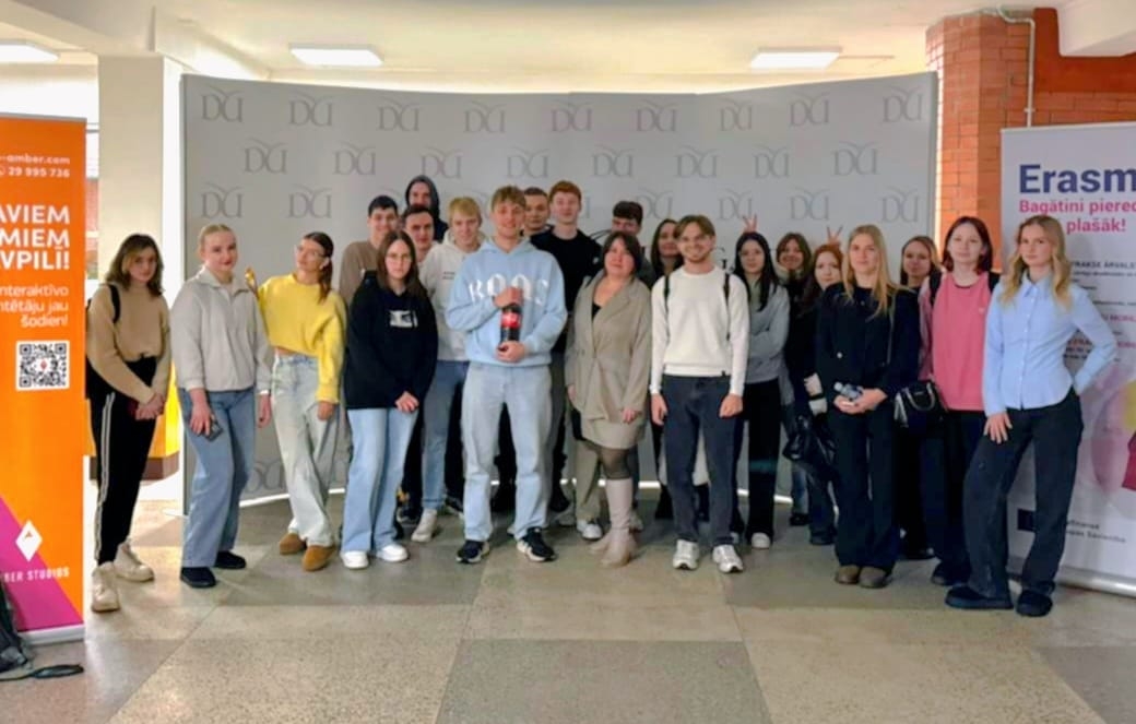 Kopbilde ar pedagogiem un izglītojamajiem BALTIPLAST starptautiskā projekta noslēguma pasākumā Daugavpilī, apliecinot dalību plastmasas piesārņojuma mazināšanas un ilgtspējīgas rīcības iniciatīvās.