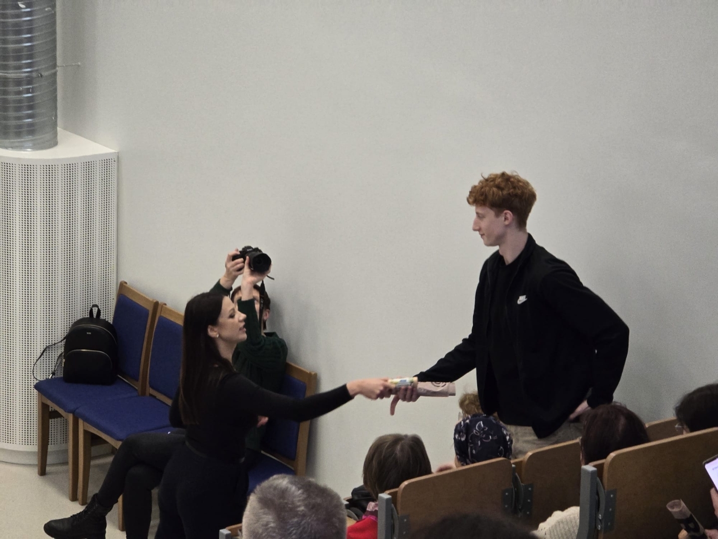 BALTIPLAST starptautiskā projekta noslēguma semināra laikā izglītojamajam tiek pasniegta balva par aktīvu iesaisti un dalību diskusijās par plastmasas atkritumu mazināšanu.