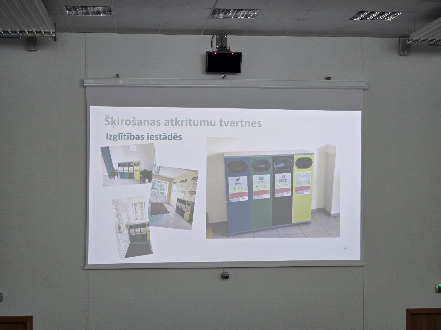 Prezentācijas slaids BALTIPLAST starptautiskā projekta noslēguma seminārā, kurā demonstrēti atkritumu šķirošanas risinājumi un speciālas tvertnes izglītības iestādēs.