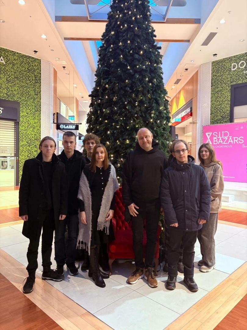 Daugavpils Tehnoloģiju un tūrisma tehnikuma skolēnu mācību uzņēmuma komanda pie Ziemassvētku eglītes tirdzniecības centrā Domina Shopping pasākumā “Cits Bazārs”.