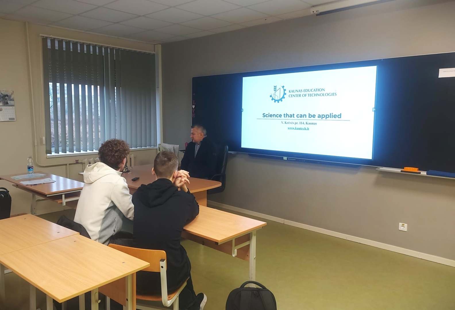 Lietuvas partneru prezentācija par Kaunas Education Center of Technologies skolēniem mācību klasē