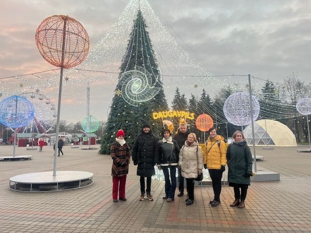 Projekta dalībnieki pie Daugavpils Ziemassvētku egles pilsētas centrā kultūras programmas laikā