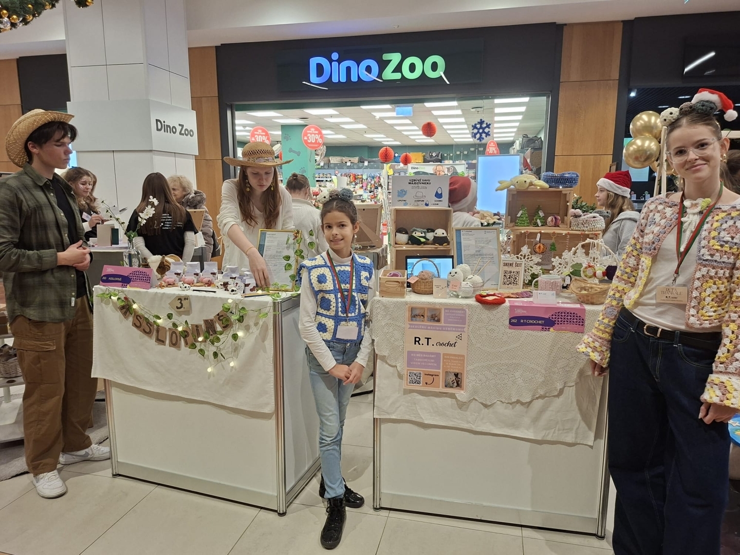 Skolēnu mācību uzņēmumi “Cits Bazārs” pasākumā tirdzniecības centrā, jaunieši prezentē savus izstrādājumus