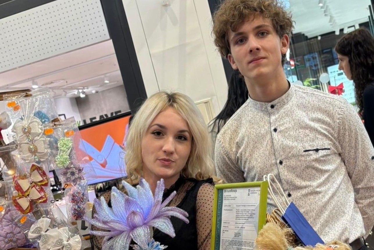 SMU “Brīnumrotaļa” dalībnieki prezentē savus produktus Junior Achievement Latvia pasākumā “Cits Bazārs”