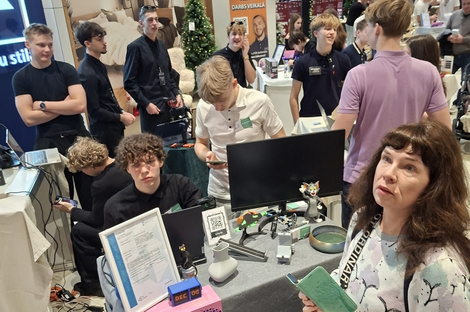 Skolēni un pedagogi Junior Achievement Latvia pasākumā “Cits Bazārs”, tehnoloģiju un inovāciju stends