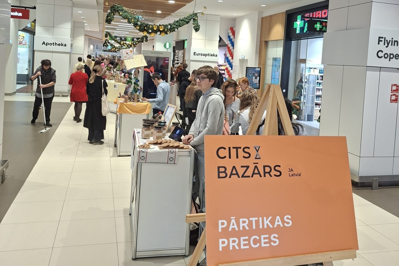 Skolēnu mācību uzņēmumu tirdzniecības zona “Cits Bazārs”, pārtikas produktu stendi tirdzniecības centrā