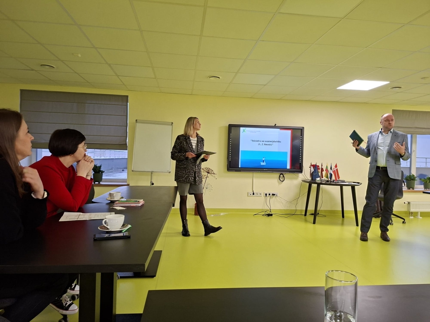 Seminārs Daugavpils Tehnoloģiju un tūrisma tehnikumā par uzņēmējdarbības izglītību, dalībnieki klausās lektoru.