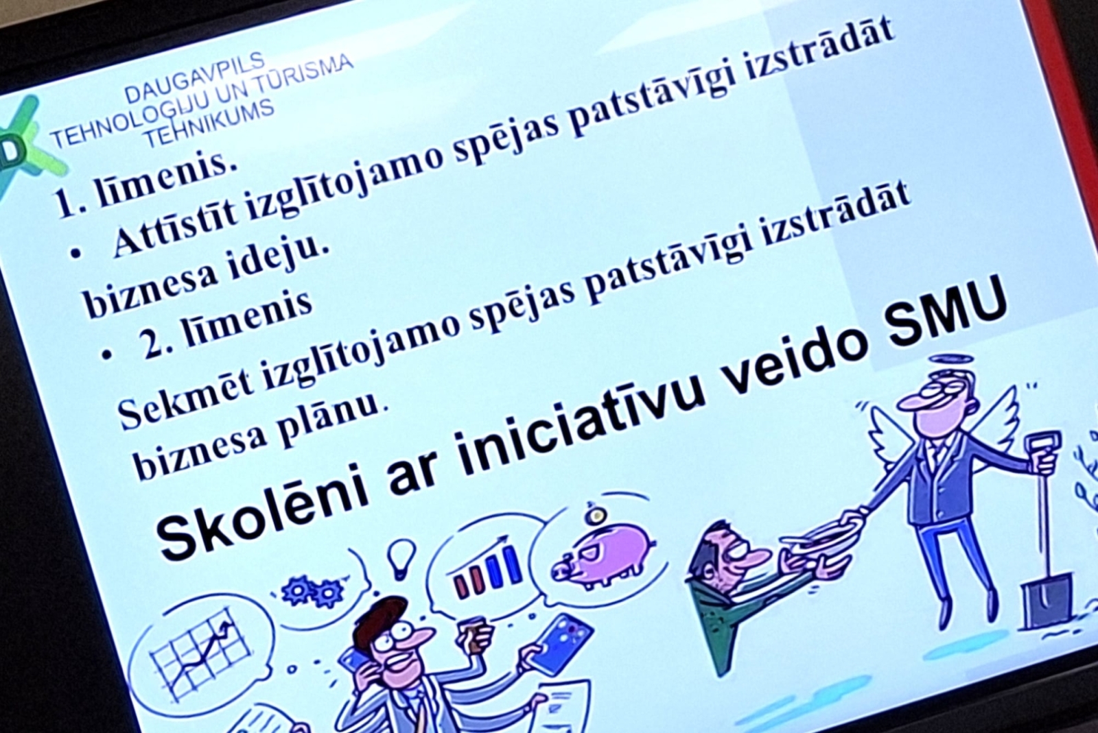 Prezentācijas slaids par moduļa “Iniciatīva un uzņēmējdarbība” mērķiem un līmeņiem.