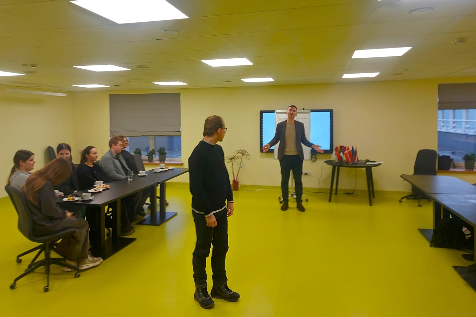 Diskusija ar izglītojamajiem par uzņēmējdarbību un iniciatīvu mācību procesā.