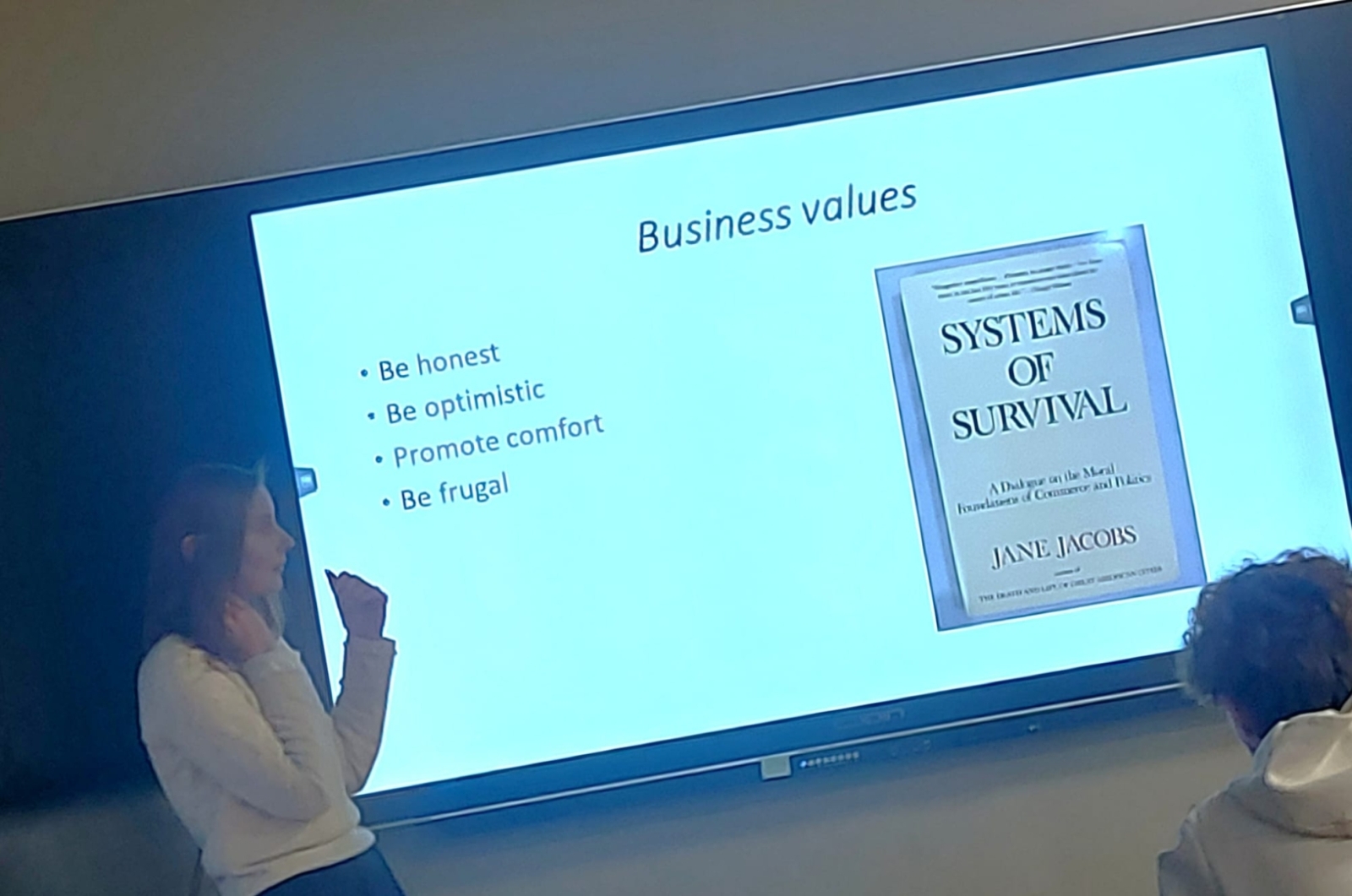 Prezentācijas slaids par biznesa vērtībām un godprātīgas uzņēmējdarbības principiem.