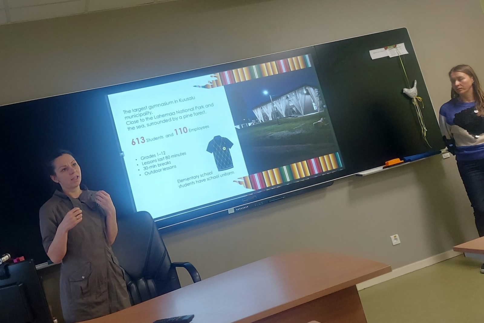 Viesu prezentācija par izglītības iestādi un mācību vidi Kuusalos, Igaunijā.