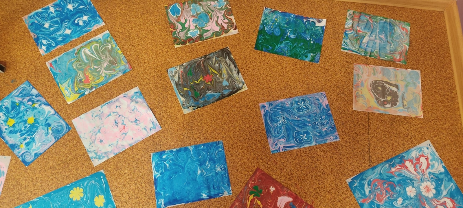 Dažādi ebru tehnikā radīti mākslas darbi ar abstraktiem un ziedu motīviem