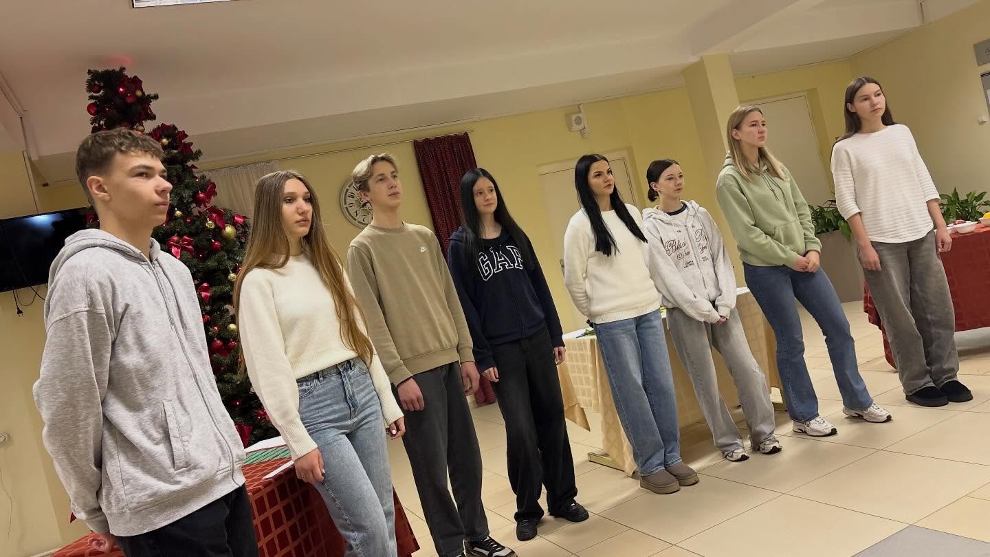 K-11 grupas izglītojamie konkursa “Profesionāļa pirmais solis – no darba vietas līdz deserta brīnumam” atklāšanā mācību telpā.